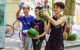 高校请学生免费吃瓜,学生免费畅享夏日清凉瓜果盛宴